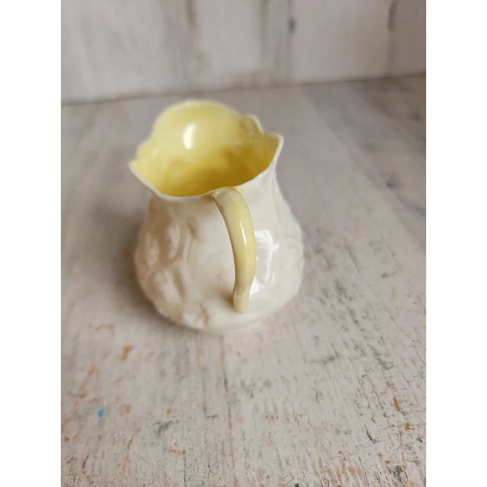 Belleek Ireland‎ mini off-white creamer scalloped luster kitchen home